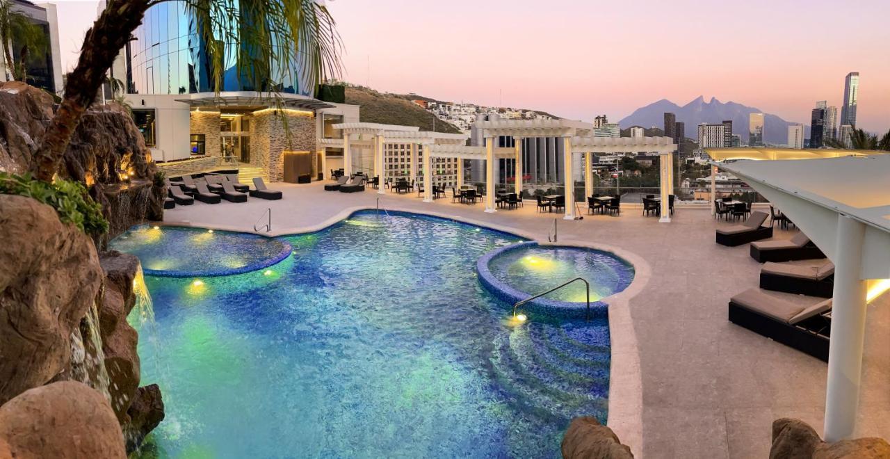 Safi Royal Luxury Metropolitan Hotel San Pedro Garza Garcia Bagian luar foto The pool at the hotel