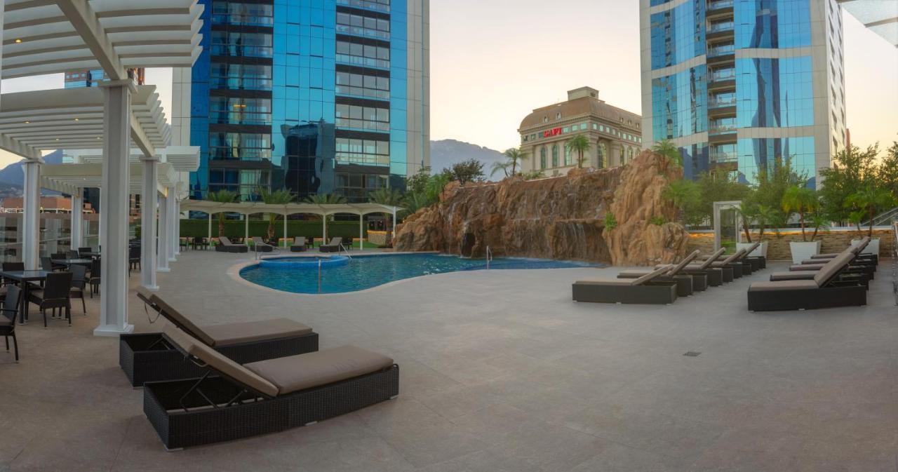 Safi Royal Luxury Metropolitan Hotel San Pedro Garza Garcia Bagian luar foto The pool at the hotel