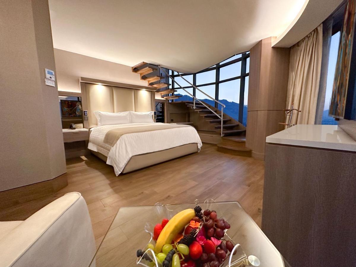 Safi Royal Luxury Metropolitan Hotel San Pedro Garza Garcia Bagian luar foto A suite at the hotel