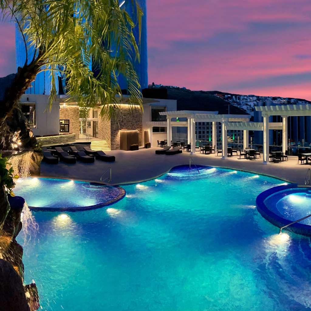 Safi Royal Luxury Metropolitan Hotel San Pedro Garza Garcia Fasilitas foto The swimming pool at the hotel