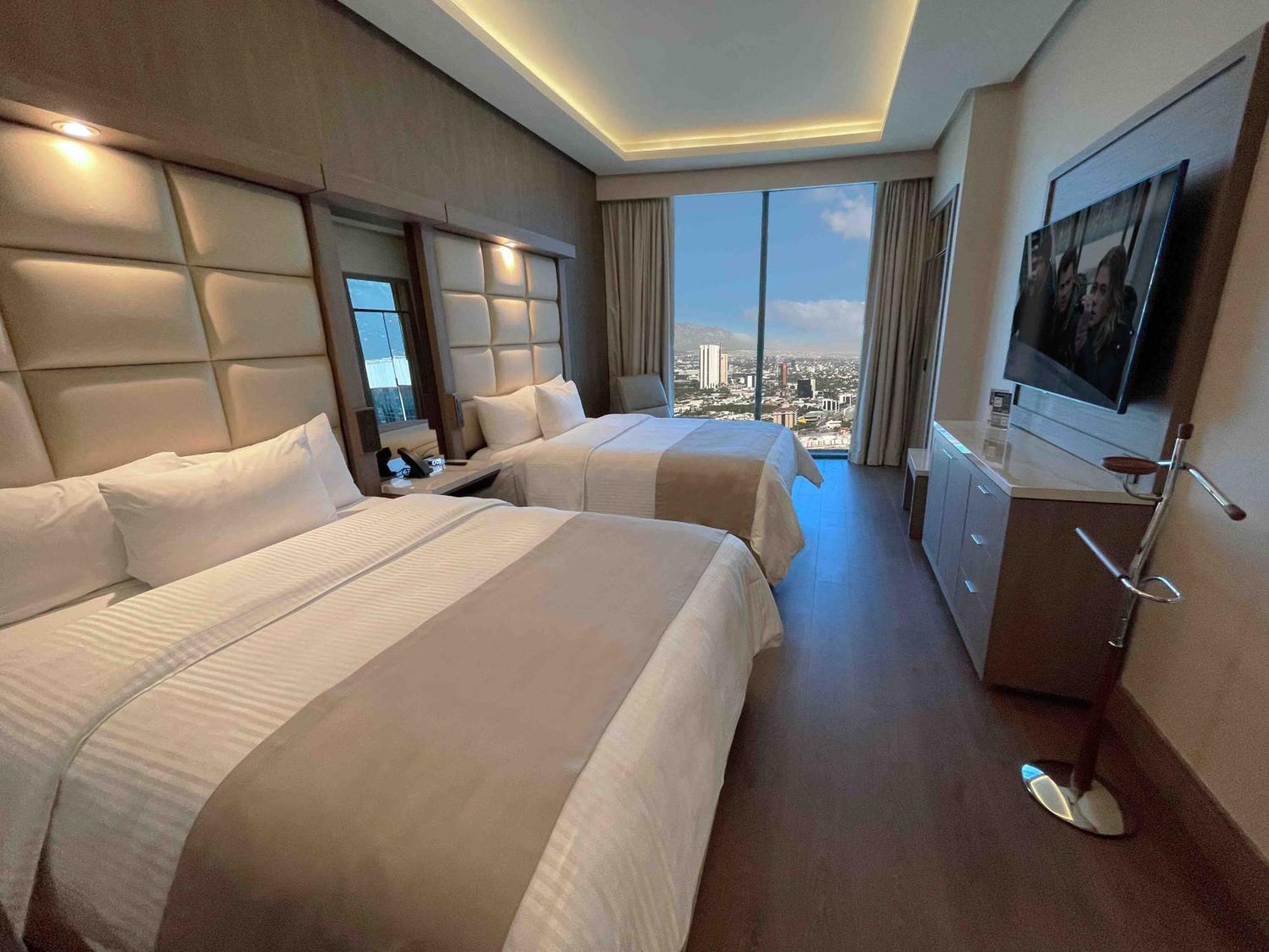 Safi Royal Luxury Metropolitan Hotel San Pedro Garza Garcia Bagian luar foto A guest room at the hotel