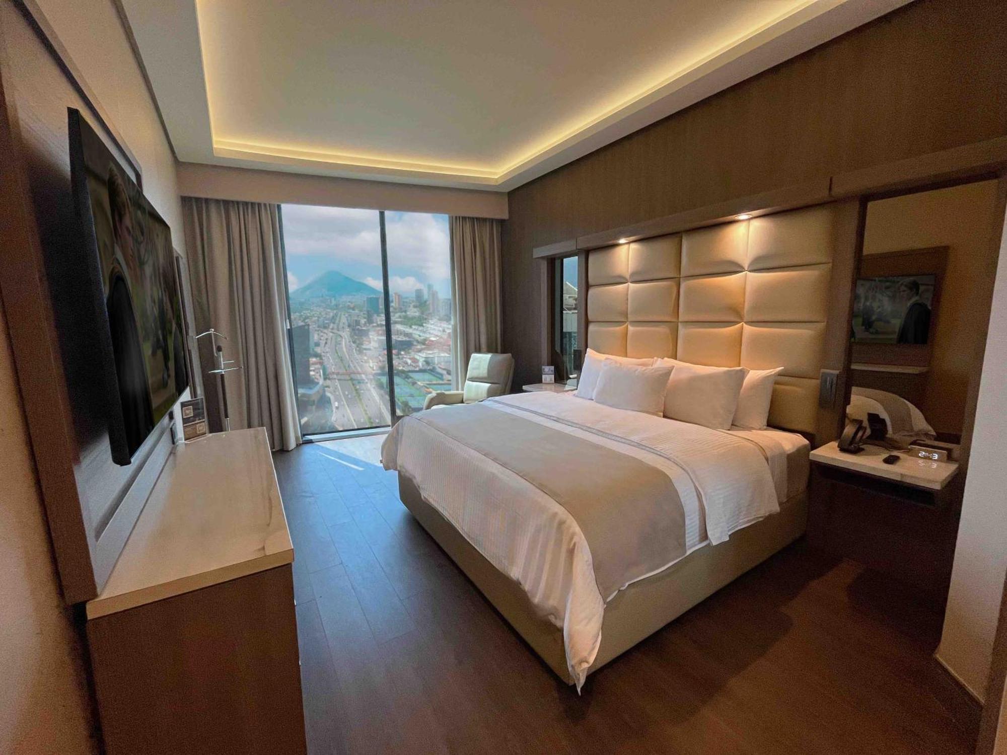 Safi Royal Luxury Metropolitan Hotel San Pedro Garza Garcia Bagian luar foto A bedroom at the hotel