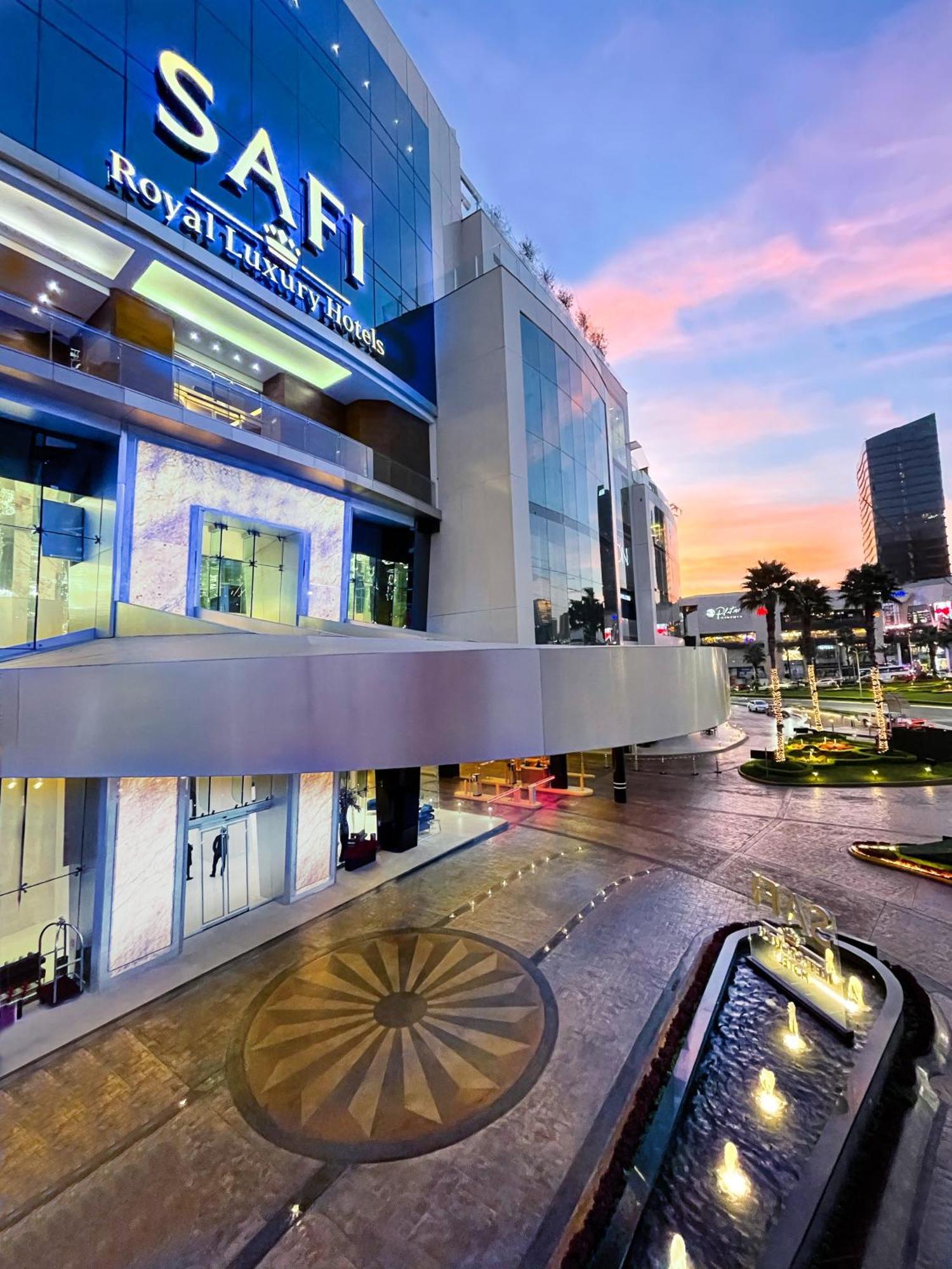 Safi Royal Luxury Metropolitan Hotel San Pedro Garza Garcia Bagian luar foto The Village Outlets